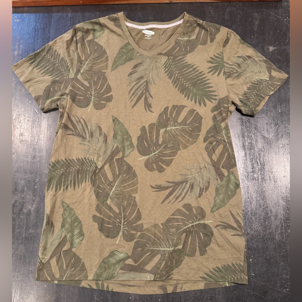 4/$15 Old Navy Soft-Washed Olive Camouflage Palm Leaf V-Neck Tee Men’s Medium